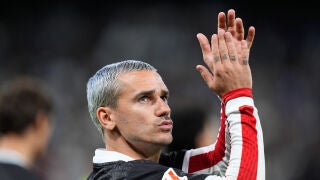 Antoine Griezmann of Atletico de Madrid greets the supporters during the Spanish League, LaLiga EA Sports, football match played between Real Madrid and Atletico de Madrid at Bernabeu stadium on March 22, 2026, in Madrid, Spain. AFP7 22/03/2026 ONLY FOR USE IN SPAIN