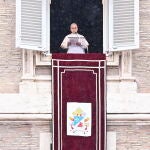 El Papa Le&oacute;n XIV dirige el rezo del &Aacute;ngelus en la Plaza de San Pedro
