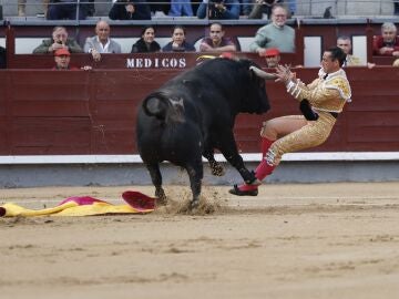 El diestro Pepe Moral, durante la corrida de toros este domingo en la Plaza de Las Ventas en Madrid.