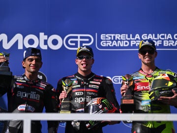 AMDEP2516. GOI&Acirc;NIA (BRASIL), 22/03/2026.- El italiano Marco Bezzecchi (c) de Aprilia Racing celebra en el p&oacute;dium al ganar el Gran Premio de Brasil de MotoGP, junto al espa&ntilde;ol Jorge Martin (i) de Aprilia Racing; y el italiano Fabio Di Giannantonio de Pertamina Enduro VR46 Racing Team este domigo, en en el aut&oacute;dromo Ayrton Senna en Goi&acirc;nia (Brasil). EFE/ Andre Borges