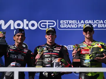 Marco Bezzecchi, junto a Jorge Martín y Di Giannantonio, en el podio AMDEP2516. GOIÂNIA (BRASIL), 22/03/2026.- El italiano Marco Bezzecchi (c) de Aprilia Racing celebra en el pódium al ganar el Gran Premio de Brasil de MotoGP, junto al español Jorge Martin (i) de Aprilia Racing; y el italiano Fabio Di Giannantonio de Pertamina Enduro VR46 Racing Team este domigo, en en el autódromo Ayrton Senna en Goiânia (Brasil). EFE/ Andre Borges
