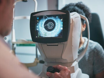 La prueba utilizada para obtener las im&aacute;genes de la retina es la tomograf&iacute;a de coherencia &oacute;ptica (OCT) 