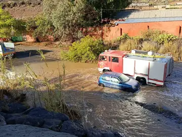 Crecida del cauce de barrancos a su paso por San Bartolomé de Tirajana (Gran Canaria) Crecida del cauce de barrancos a su paso por San Bartolomé de Tirajana (Gran Canaria) REMITIDA / HANDOUT por AYUNTAMIENTO DE SAN BARTOLOMÉ DE TIRAJANA Fotografía remitida a medios de comunicación exclusivamente para ilustrar la noticia a la que hace referencia la imagen, y citando la procedencia de la imagen en la firma 23/03/2026