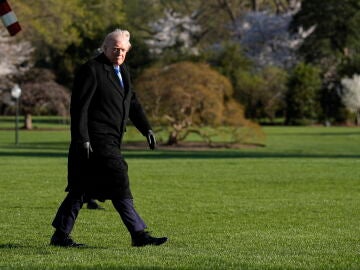 WASHINGTON (United States), 23/03/2026.- US President Donald Trump walks on the South Lawn of the White House upon his return to Washington, DC, USA, 23 March 2026. EFE/EPA/YURI GRIPAS / POOL