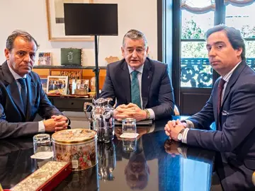 Málaga.-Canal Sur retransmitirá la corrida Picassiana el 4 de abril con motivo del 150 aniversario de La Malagueta El consejero de Sanidad, Presidencia y Emergencias, Antonio Sanz; el director general de Lances de Futuro, José María Garzón, y el director general de la RTVA, Juande Mellado, en el cierre del acuerdo para retransmitir la corrida Picassiana de Málaga. REMITIDA / HANDOUT por CANAL SUR Fotografía remitida a medios de comunicación exclusivamente para ilustrar la noticia a la que hace referencia la imagen, y citando la procedencia de la imagen en la firma 23/03/2026