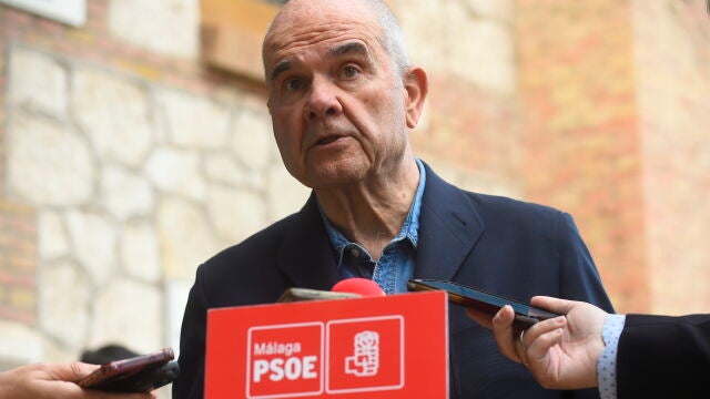 El expresidente de Andaluc&iacute;a, Manolo Chaves, en declaraciones a la prensa despu&eacute;s de su participaci&oacute;n en el coloquio 'Democracia, Territorio y Oportunidades ante una nueva encrucijada'. A 23 de marzo del 2026 en M&aacute;laga. Espa&ntilde;a.23 MARZO 2026&Aacute;lex Zea / Europa Press23/03/2026