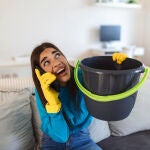 Una persona con una gotera en casa