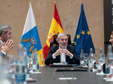 El presidente de Canarias, Fernando Clavijo (2d), ha reunido este lunes al Consejo de Gobierno en el Parque Tecnol&oacute;gico de Fuerteventura