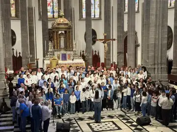 Un coro de más de 1.700 voces de Madrid, Barcelona, Gran Canaria y Tenerife graba el himno de la visita del Papa Un coro de más de 1.700 voces de Madrid, Barcelona, Gran Canaria y Tenerife graba el himno de la visita del Papa