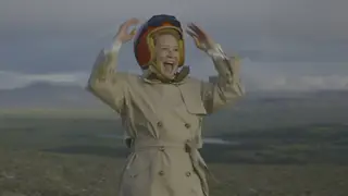 Trine Dyrholm canta, baila, grita, suda, amenaza y mata mientras te sirve un trozo de tarta Trine Dyrholm canta, baila, grita, suda, amenaza y mata mientras te sirve un trozo de tarta