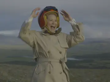 Trine Dyrholm canta, baila, grita, suda, amenaza y mata mientras te sirve un trozo de tarta Trine Dyrholm canta, baila, grita, suda, amenaza y mata mientras te sirve un trozo de tarta