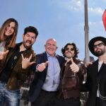 El alcalde de Valladolid, Jes&uacute;s Julio Carnero, y la concejala Blanca Jim&eacute;nez, junto a los componentes del grupo Siloe, que ser&aacute;n los pregoneros de las Fiestas de San Lorenzo 2026