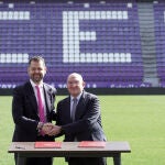 Jes&uacute;s Julio Carnero y Gabriel Solares durante la firma del convenio