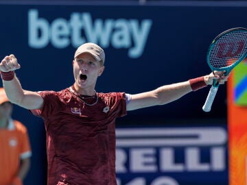 MIAMI (United States), 24/03/2026.- Martin Landaluce of Spain celebrates against Sebastian Korda of USA during the Men's round of 16 match at the 2026 Miami Open tennis tournament in Miami, Florida, USA, 24 March 2026. (Tenis, Espa&ntilde;a) EFE/EPA/CRISTOBAL HERRERA-ULASHKEVICH