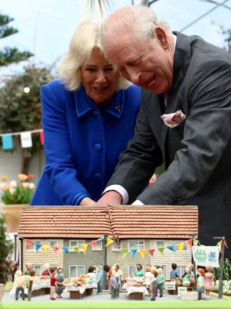 Carlos y Camila no han sido muy hábiles a la hora de cortar la tarta