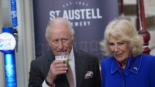 El rey Carlos III, de cervezas con la reina Camila