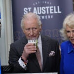 El rey Carlos III, de cervezas con la reina Camila
