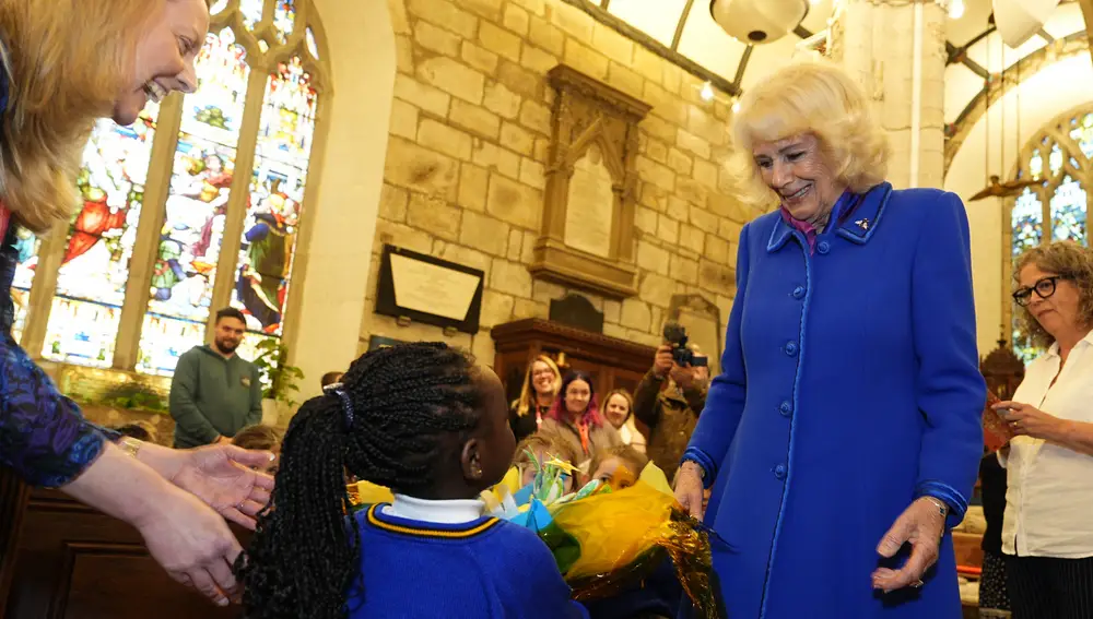 La reina Camila ha visitado la iglesia de la Santísima Trinidad