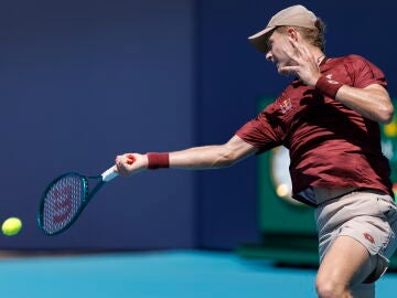 MIAMI (United States), 24/03/2026.- Martin Landaluce of Spain in action against Sebastian Korda of USA during the Men's round of 16 match at the 2026 Miami Open tennis tournament in Miami, Florida, USA, 24 March 2026. (Tenis, Espa&ntilde;a) EFE/EPA/CRISTOBAL HERRERA-ULASHKEVICH 