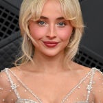 Sabrina Carpenter con velvet mullet.