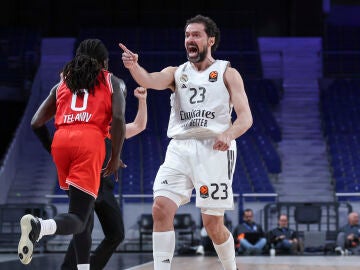 Llull celebra un triple que anot&oacute; en el segundo cuarto