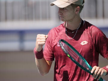 Martin Landaluce, of Spain, celebrates a point against Sebastian Korda in the Round of 16 at the Miami Open tennis tournament, Tuesday, March 24, 2026, in Miami Gardens, Fla. (AP Photo/Jim Rassol)
