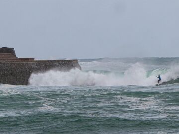 MURCIA.-El viento y sobre todo olas pondr&aacute;n ma&ntilde;ana en aviso a 10 CCAA, con Catalu&ntilde;a, C.Valenciana y Canarias en nivel naranja