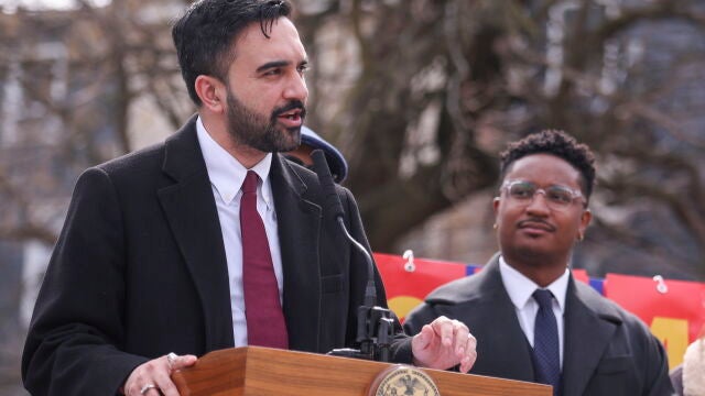 NEW YORK (United States), 25/03/2026.- New York City Mayor Zohran Mamdani (L) speaks as New York City Councilmember Chi Osse (R) listens during a press conference to announce new affordable housing at an empty lot in the Bedford-Stuyvesant neighborhood of the Brooklyn borough of New York, New York, USA, 25 March 2026. (Nueva York) EFE/EPA/SARAH YENESEL 