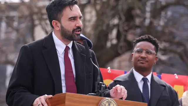 NYC Mayor Zohran Mamdani makes an affordable housing announcement NEW YORK (United States), 25/03/2026.- New York City Mayor Zohran Mamdani (L) speaks as New York City Councilmember Chi Osse (R) listens during a press conference to announce new affordable housing at an empty lot in the Bedford-Stuyvesant neighborhood of the Brooklyn borough of New York, New York, USA, 25 March 2026. (Nueva York) EFE/EPA/SARAH YENESEL