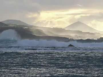 ¿Qué tiempo hará en Canarias esta Semana Santa? Esto es lo que debes saber Oleaje en Gran Canaria
