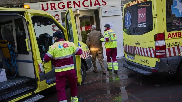 Llegada de una ambulancia a Urgencias