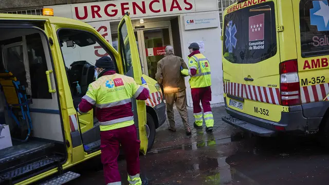 Llegada de una ambulancia a Urgencias Llegada de una ambulancia a Urgencias
