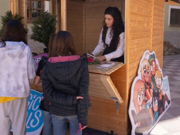 LIBROS (TERUEL), 25/03/2026.- LLevar la lectura infantil y juvenil al medio rural es el objetivo de la iniciativa #PueblosQueCuentan que este mi&eacute;rcoles ha reunido en el municipio de Libros (Teruel) a 150 ni&ntilde;os de tres colegios de Teruel que, por primera vez, han conocido en persona a sus escritores favoritos. EFE/ Antonio Garc&iacute;a 