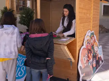 Libros infantiles y sus autores en Libros (Teruel) para dinamizar la España vaciada LIBROS (TERUEL), 25/03/2026.- LLevar la lectura infantil y juvenil al medio rural es el objetivo de la iniciativa #PueblosQueCuentan que este miércoles ha reunido en el municipio de Libros (Teruel) a 150 niños de tres colegios de Teruel que, por primera vez, han conocido en persona a sus escritores favoritos. EFE/ Antonio García