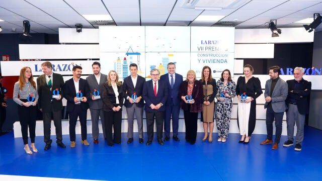 Foto de familia de los premiados en los VII Premios Construcci&oacute;n y Vivienda 