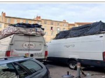 Veh&iacute;culos caan bacas cargadas de maletas y enseres de terceros