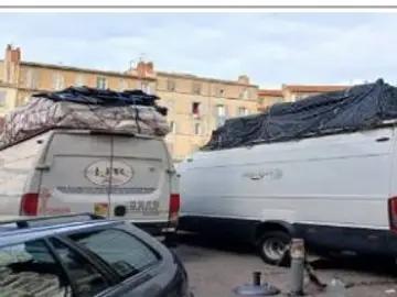 Vehículos caan bacas cargadas de maletas y enseres de terceros Vehículos caan bacas cargadas de maletas y enseres de terceros