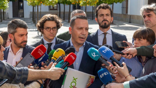 M&Eacute;RIDA, 25/03/2026 .- El portavoz de Vox en la Asamblea de Extremadura, &Oacute;scar Fern&aacute;ndez Calle, ha recalcado a los medios, en una comparecencia por separado, que nunca ha habido acuerdo, pero que han salido "satisfechos" del encuentro celebrado hoy en M&eacute;rida entre los equipos negociadores de ambas formaciones y que son "optimistas" para llegar a un entendimiento. EFE/ Jero Morales 