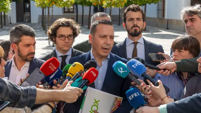 Rueda de prensa de Vox en Mérida MÉRIDA, 25/03/2026 .- El portavoz de Vox en la Asamblea de Extremadura, Óscar Fernández Calle, ha recalcado a los medios, en una comparecencia por separado, que nunca ha habido acuerdo, pero que han salido "satisfechos" del encuentro celebrado hoy en Mérida entre los equipos negociadores de ambas formaciones y que son "optimistas" para llegar a un entendimiento. EFE/ Jero Morales