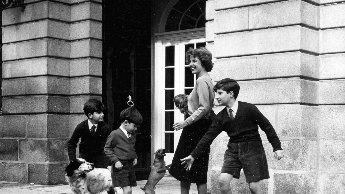 La duquesa de Alba y algunos de sus hijos en el Palacio de Liria tras su reconstrucción en 1956