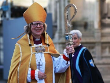CANTERBURY (United Kingdom), 25/03/2026.- Sarah Mullally departs after her installation as the Archbishop of Canterbury in Canterbury Cathedral, Britain, 25 March 2026. The archbishop of Canterbury is the senior bishop, leader of the Church of England, and ceremonial head of the worldwide Anglican Communion. Sarah Mullally is the 106th and first female archbishop of Canterbury since the role was created in 597. (Obispo, Reino Unido) EFE/EPA/NEIL HALL