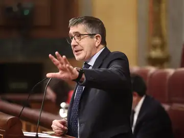 Patxi López estalla contra Feijóo y le acusa de hacer una "utilización de mierda" de las víctimas del terrorismo Patxi López estalla contra Feijóo y le acusa de hacer una "utilización de mierda" de las víctimas del terrorismo