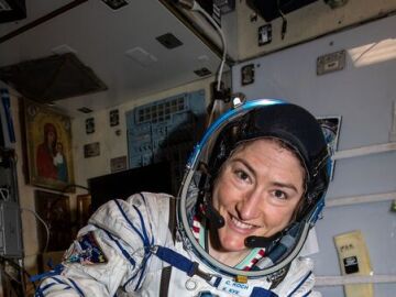 Christina Koch: la astronauta que pas&oacute; de admirar una foto de la Tierra a convertirse en la primera mujer en pisar la Luna