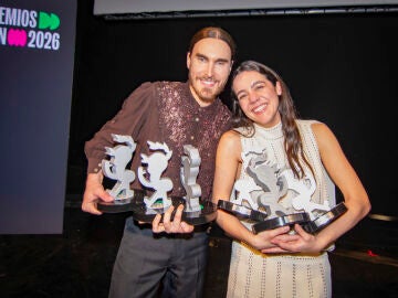 C&Oacute;RDOBA, 25/03/2026.- Los cantantes Valeria Castro y Carlos Ares posan con sus galardones en la gala de entrega de los Premios MIN, organizados por la Uni&oacute;n Fonogr&aacute;fica Independiente, este mi&eacute;rcoles en el Gran Teatro de C&oacute;rdoba. EFE/Premios MIN/Adri&aacute;n YR SOLO USO EDITORIAL/SOLO DISPONIBLE PARA ILUSTRAR LA NOTICIA QUE ACOMPA&Ntilde;A (CR&Eacute;DITO OBLIGATORIO) 