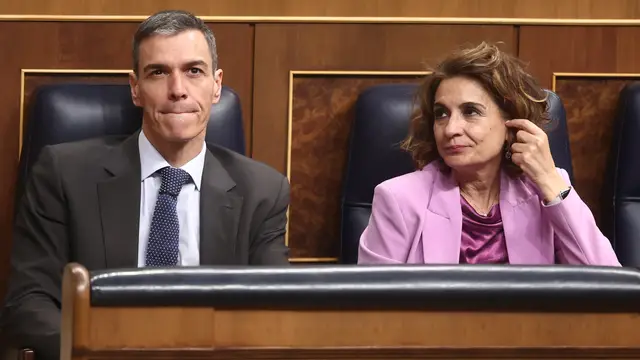 Montero con Pedro Sánchez en su último Pleno del Congreso como vicepresidenta La vicepresidenta primera y ministra de Hacienda, María Jesús Montero, y el presidente del Gobierno, Pedro Sánchez, durante una sesión plenaria, en el Congreso de los Diputados, a 26 de marzo de 2026, en Madrid (España). El Congreso celebra hoy un pleno extra para acoger el debate de convalidación del decreto ley con medidas para paliar los efectos económicos de la crisis de la guerra en Oriente Próximo, al haberse negado el PP a modificar el orden del día de la sesión ya prevista para esa jo...