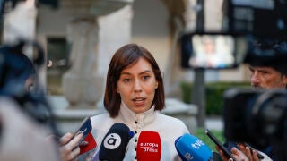 VALENCIA, 26/03/2026.- La ministra de Ciencia, Diana Morant, atiende a la prensa durante su reuni&oacute;n de este jueves con representantes de las mujeres que, dentro del colectivo Semana Santa Inclusiva, quieren formar parte de la Cofrad&iacute;a de la Pur&iacute;sima Sangre de Sagunto (Valencia). EFE/ Ana Escobar 