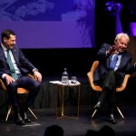 Juanma Moreno y Felipe Gonz&aacute;lez, ayer, en Sevilla, durante la mesa redonda que moder&oacute; la periodista Susanna Griso