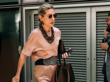 Ni vaqueros ni falda: el pantal&oacute;n satinado es la prenda imprescindible de la primavera 2026.