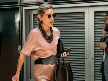 Ni vaqueros ni falda: el pantalón satinado es la prenda imprescindible de la primavera 2026. Ni vaqueros ni falda: el pantalón satinado es la prenda imprescindible de la primavera 2026.