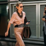 Ni vaqueros ni falda: el pantal&oacute;n satinado es la prenda imprescindible de la primavera 2026.